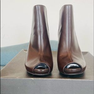 Kenneth Cole REACTION Women's Rise N Shine Ankle Boot,6M US. Color: Bark/brown